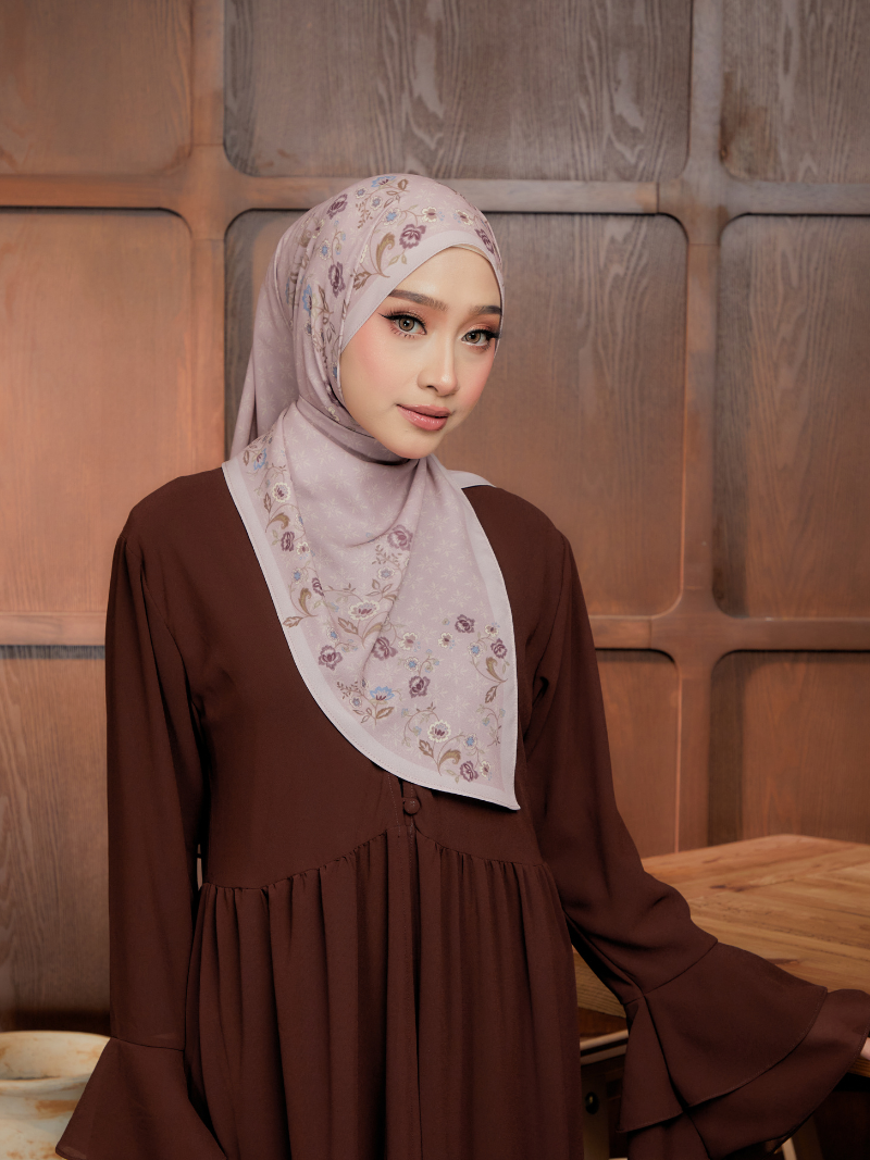 Noor in Henna