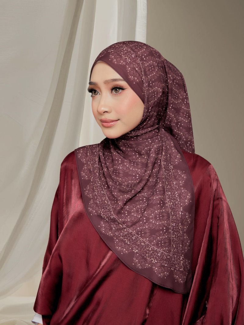Yara in Bold Scarlet