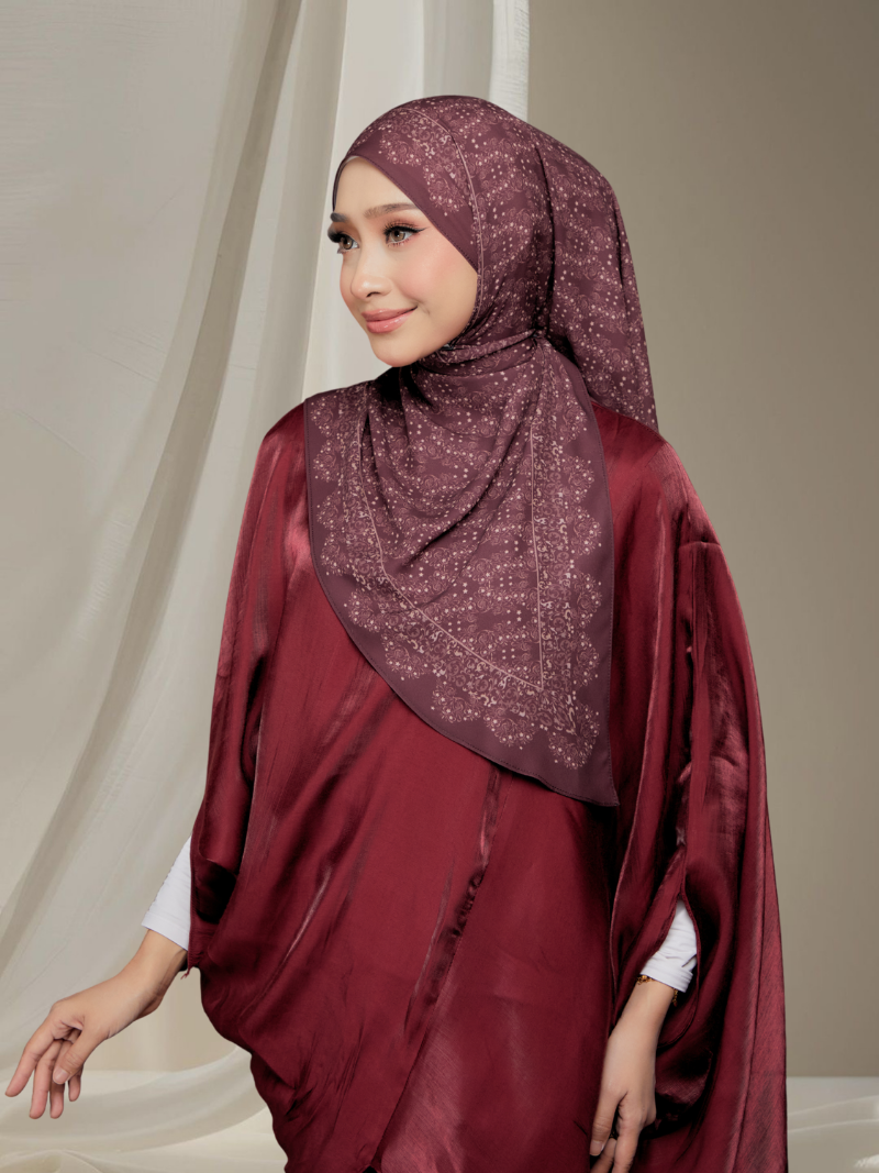 Yara in Bold Scarlet