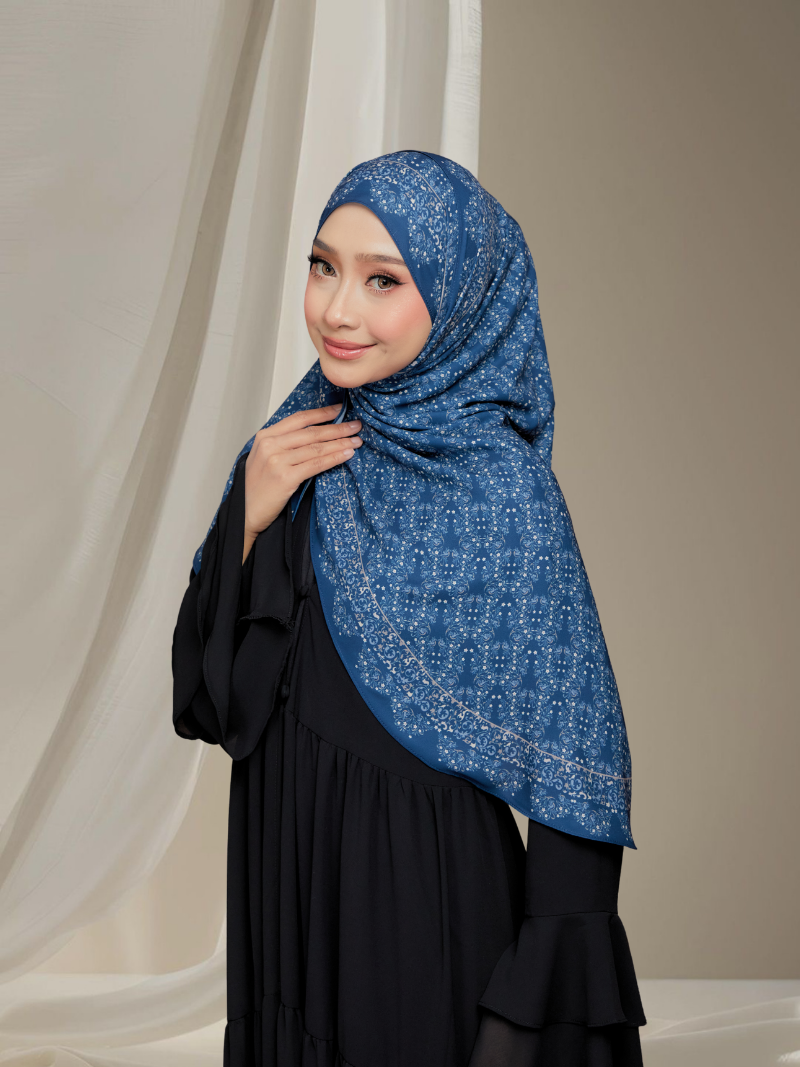 Yara in Royal teal