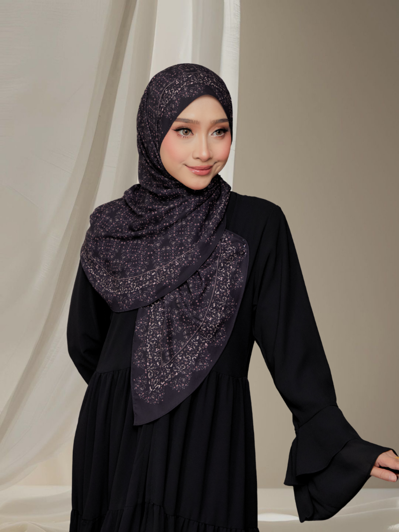 Yara in Noir Black
