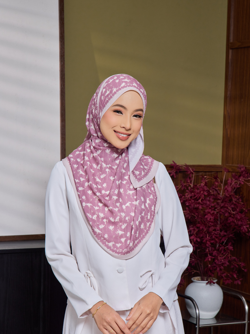 Nayla in Warely rose