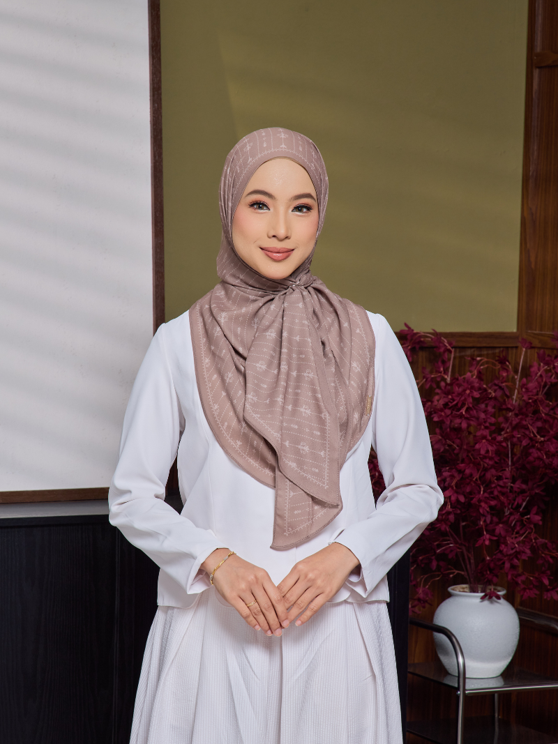 Nayla in Brown Beige